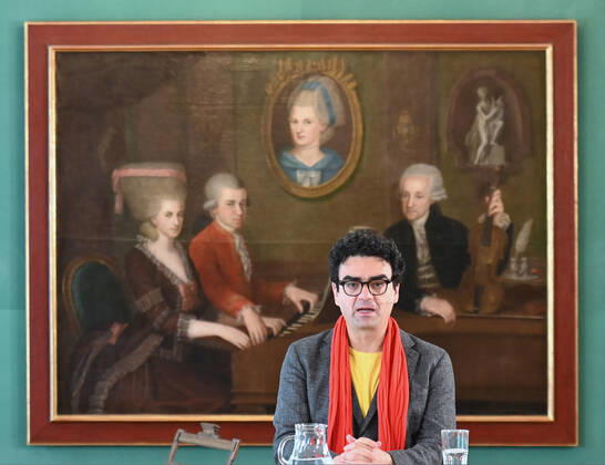 Pressekonferenz zur Programmpräsentation der Mozartwooche 2022 in Salzburg, am 19.05.21. Das Bild zeigt den Intendaten der Mozartwochen, Rolando Villazon während seines Vortrags zur Programmpräsentation. Im Hintergrund ist ein Bild der Familie Mozart zu sehen. 2021 - Pressekonferenz zur Programmpräsentation der Mozartwooche 2022 in Salzburg, am 19.05.21