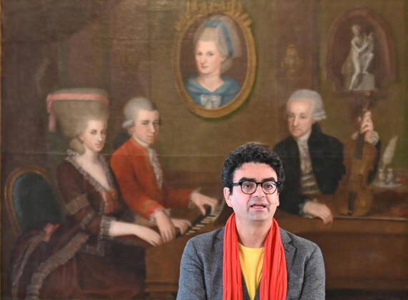 Pressekonferenz zur Programmpräsentation der Mozartwooche 2022 in Salzburg, am 19.05.21. Das Bild zeigt den Intendaten der Mozartwochen, Rolando Villazon während seines Vortrags zur Programmpräsentation. Im Hintergrund ist ein Bild der Familie Mozart zu sehen. 2021 - Pressekonferenz zur Programmpräsentation der Mozartwooche 2022 in Salzburg, am 19.05.21