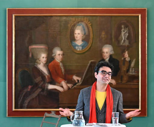 Pressekonferenz zur Programmpräsentation der Mozartwooche 2022 in Salzburg, am 19.05.21. Das Bild zeigt den Intendaten der Mozartwochen, Rolando Villazon während seines Vortrags zur Programmpräsentation. Im Hintergrund ist ein Bild der Familie Mozart zu sehen. 2021 - Pressekonferenz zur Programmpräsentation der Mozartwooche 2022 in Salzburg, am 19.05.21