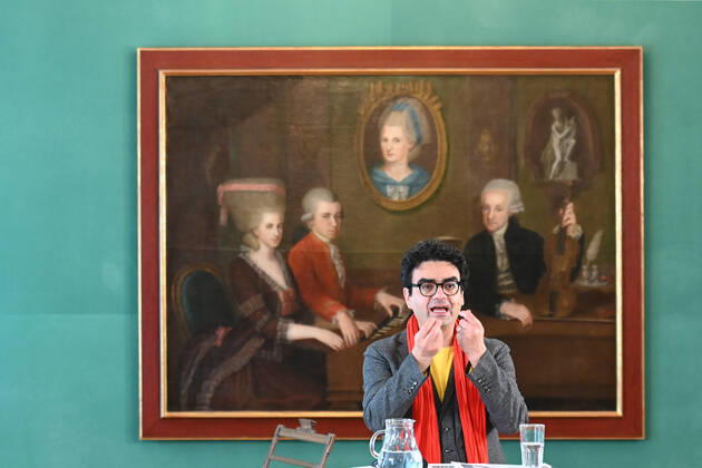 Pressekonferenz zur Programmpräsentation der Mozartwooche 2022 in Salzburg, am 19.05.21. Das Bild zeigt den Intendaten der Mozartwochen, Rolando Villazon während seines Vortrags zur Programmpräsentation. Im Hintergrund ist ein Bild der Familie Mozart zu sehen. 2021 - Pressekonferenz zur Programmpräsentation der Mozartwooche 2022 in Salzburg, am 19.05.21