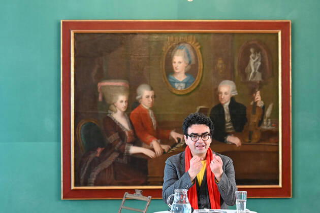 Pressekonferenz zur Programmpräsentation der Mozartwooche 2022 in Salzburg, am 19.05.21. Das Bild zeigt den Intendaten der Mozartwochen, Rolando Villazon während seines Vortrags zur Programmpräsentation. Im Hintergrund ist ein Bild der Familie Mozart zu sehen. 2021 - Pressekonferenz zur Programmpräsentation der Mozartwooche 2022 in Salzburg, am 19.05.21