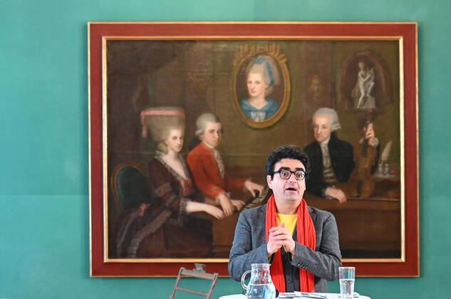 Pressekonferenz zur Programmpräsentation der Mozartwooche 2022 in Salzburg, am 19.05.21. Das Bild zeigt den Intendaten der Mozartwochen, Rolando Villazon während seines Vortrags zur Programmpräsentation. Im Hintergrund ist ein Bild der Familie Mozart zu sehen. 2021 - Pressekonferenz zur Programmpräsentation der Mozartwooche 2022 in Salzburg, am 19.05.21