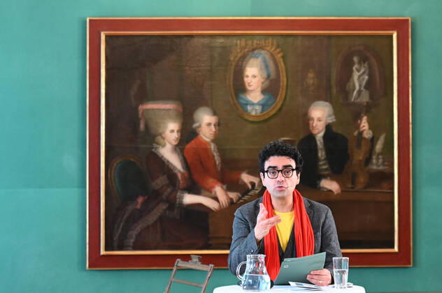 Pressekonferenz zur Programmpräsentation der Mozartwooche 2022 in Salzburg, am 19.05.21. Das Bild zeigt den Intendaten der Mozartwochen, Rolando Villazon während seines Vortrags zur Programmpräsentation. Im Hintergrund ist ein Bild der Familie Mozart zu sehen. 2021 - Pressekonferenz zur Programmpräsentation der Mozartwooche 2022 in Salzburg, am 19.05.21