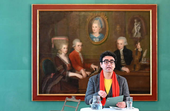 Pressekonferenz zur Programmpräsentation der Mozartwooche 2022 in Salzburg, am 19.05.21. Das Bild zeigt den Intendaten der Mozartwochen, Rolando Villazon während seines Vortrags zur Programmpräsentation. Im Hintergrund ist ein Bild der Familie Mozart zu sehen. 2021 - Pressekonferenz zur Programmpräsentation der Mozartwooche 2022 in Salzburg, am 19.05.21