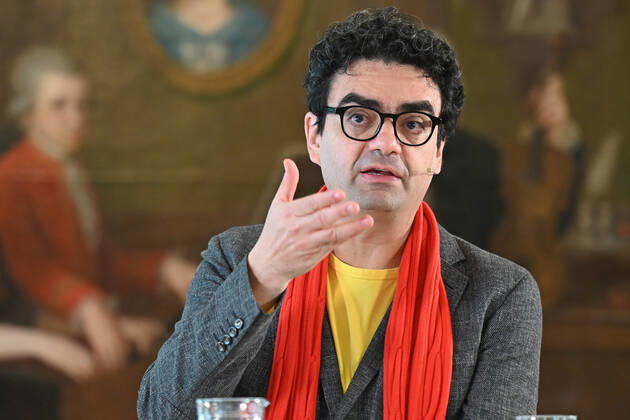 Pressekonferenz zur Programmpräsentation der Mozartwooche 2022 in Salzburg, am 19.05.21. Das Bild zeigt den Intendaten der Mozartwochen, Rolando Villazon während seines Vortrags zur Programmpräsentation. Im Hintergrund ist ein Bild der Familie Mozart zu sehen. 2021 - Pressekonferenz zur Programmpräsentation der Mozartwooche 2022 in Salzburg, am 19.05.21