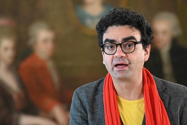 Pressekonferenz zur Programmpräsentation der Mozartwooche 2022 in Salzburg, am 19.05.21. Das Bild zeigt den Intendaten der Mozartwochen, Rolando Villazon während seines Vortrags zur Programmpräsentation. Im Hintergrund ist ein Bild der Familie Mozart zu sehen. 2021 - Pressekonferenz zur Programmpräsentation der Mozartwooche 2022 in Salzburg, am 19.05.21