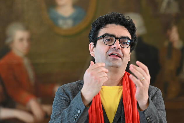 Pressekonferenz zur Programmpräsentation der Mozartwooche 2022 in Salzburg, am 19.05.21. Das Bild zeigt den Intendaten der Mozartwochen, Rolando Villazon während seines Vortrags zur Programmpräsentation. Im Hintergrund ist ein Bild der Familie Mozart zu sehen. 2021 - Pressekonferenz zur Programmpräsentation der Mozartwooche 2022 in Salzburg, am 19.05.21