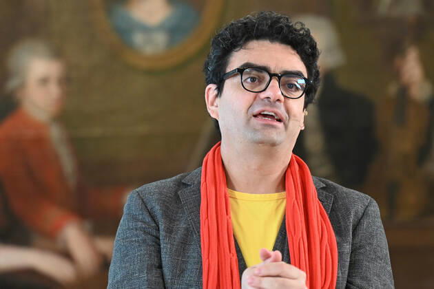 Pressekonferenz zur Programmpräsentation der Mozartwooche 2022 in Salzburg, am 19.05.21. Das Bild zeigt den Intendaten der Mozartwochen, Rolando Villazon während seines Vortrags zur Programmpräsentation. Im Hintergrund ist ein Bild der Familie Mozart zu sehen. 2021 - Pressekonferenz zur Programmpräsentation der Mozartwooche 2022 in Salzburg, am 19.05.21