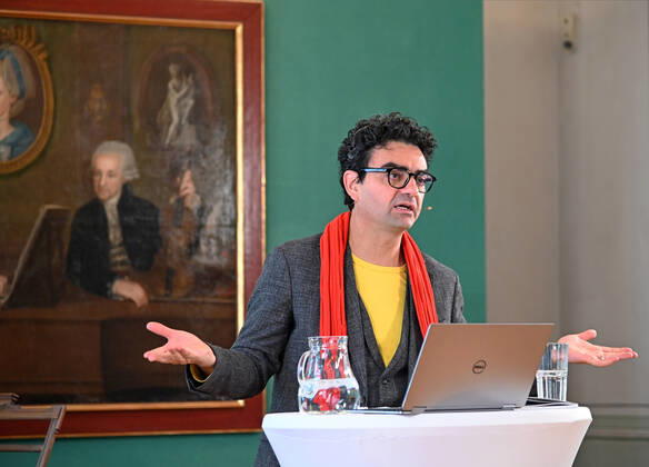 Pressekonferenz zur Programmpräsentation der Mozartwooche 2022 in Salzburg, am 19.05.21. Das Bild zeigt den Intendaten der Mozartwochen, Rolando Villazon während seines Vortrags zur Programmpräsentation. Im Hintergrund ist ein Bild der Familie Mozart zu sehen. 2021 - Pressekonferenz zur Programmpräsentation der Mozartwooche 2022 in Salzburg, am 19.05.21