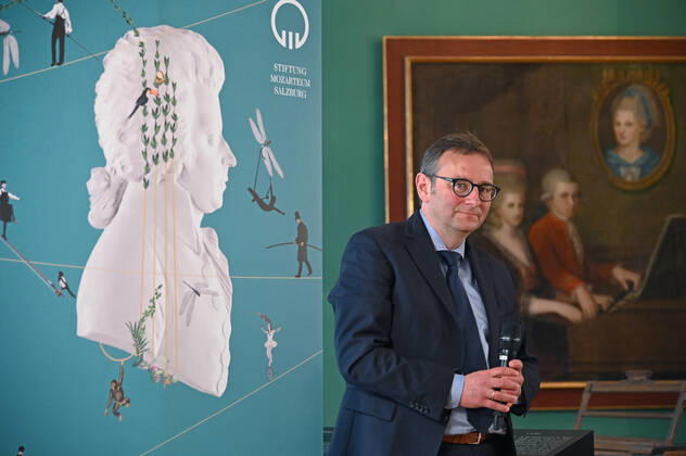Pressekonferenz zur Programmpräsentation der Mozartwooche 2022 in Salzburg, am 19.05.21. Das Bild zeigt den Chief Market Officer der Internationalen Stiftung Mozarteum in Salzburg, Rainer Heneis, während einer Ansprache an die anwesenden Journalisten. Im Hintergrund ist ein Bild der Familie Mozart zu sehen, im Vordergrund ein RollUp der Mozartwochen. 2021 - Pressekonferenz zur Programmpräsentation der Mozartwooche 2022 in Salzburg, am 19.05.21