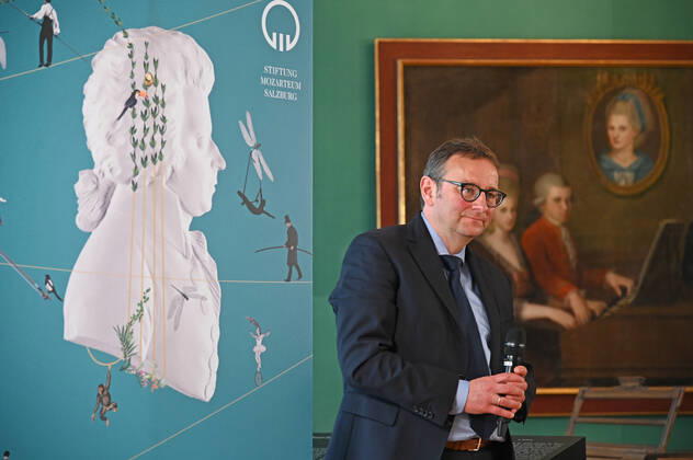 Pressekonferenz zur Programmpräsentation der Mozartwooche 2022 in Salzburg, am 19.05.21. Das Bild zeigt den Chief Market Officer der Internationalen Stiftung Mozarteum in Salzburg, Rainer Heneis, während einer Ansprache an die anwesenden Journalisten. Im Hintergrund ist ein Bild der Familie Mozart zu sehen, im Vordergrund ein RollUp der Mozartwochen. 2021 - Pressekonferenz zur Programmpräsentation der Mozartwooche 2022 in Salzburg, am 19.05.21