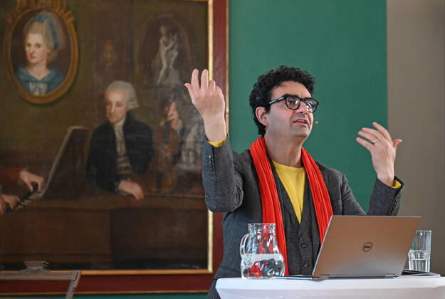 Pressekonferenz zur Programmpräsentation der Mozartwooche 2022 in Salzburg, am 19.05.21. Das Bild zeigt den Intendaten der Mozartwochen, Rolando Villazon während seines Vortrags zur Programmpräsentation. Im Hintergrund ist ein Bild der Familie Mozart zu sehen. 2021 - Pressekonferenz zur Programmpräsentation der Mozartwooche 2022 in Salzburg, am 19.05.21