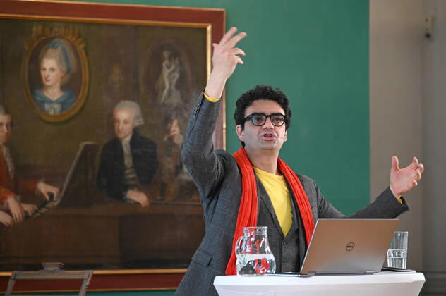 Pressekonferenz zur Programmpräsentation der Mozartwooche 2022 in Salzburg, am 19.05.21. Das Bild zeigt den Intendaten der Mozartwochen, Rolando Villazon während seines Vortrags zur Programmpräsentation. Im Hintergrund ist ein Bild der Familie Mozart zu sehen. 2021 - Pressekonferenz zur Programmpräsentation der Mozartwooche 2022 in Salzburg, am 19.05.21