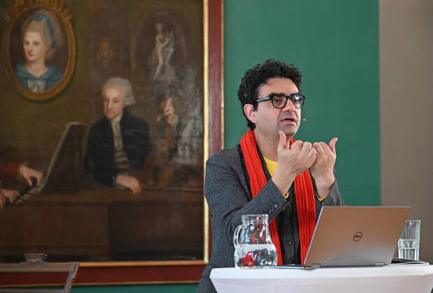 Pressekonferenz zur Programmpräsentation der Mozartwooche 2022 in Salzburg, am 19.05.21. Das Bild zeigt den Intendaten der Mozartwochen, Rolando Villazon während seines Vortrags zur Programmpräsentation. Im Hintergrund ist ein Bild der Familie Mozart zu sehen. 2021 - Pressekonferenz zur Programmpräsentation der Mozartwooche 2022 in Salzburg, am 19.05.21