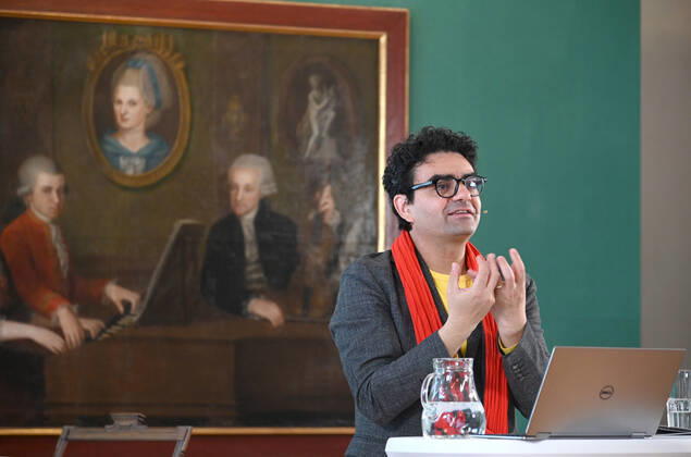 Pressekonferenz zur Programmpräsentation der Mozartwooche 2022 in Salzburg, am 19.05.21. Das Bild zeigt den Intendaten der Mozartwochen, Rolando Villazon während seines Vortrags zur Programmpräsentation. Im Hintergrund ist ein Bild der Familie Mozart zu sehen. 2021 - Pressekonferenz zur Programmpräsentation der Mozartwooche 2022 in Salzburg, am 19.05.21