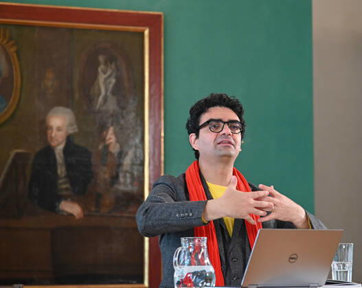 Pressekonferenz zur Programmpräsentation der Mozartwooche 2022 in Salzburg, am 19.05.21. Das Bild zeigt den Intendaten der Mozartwochen, Rolando Villazon während seines Vortrags zur Programmpräsentation. Im Hintergrund ist ein Bild der Familie Mozart zu sehen. 2021 - Pressekonferenz zur Programmpräsentation der Mozartwooche 2022 in Salzburg, am 19.05.21