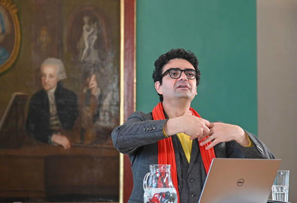 Pressekonferenz zur Programmpräsentation der Mozartwooche 2022 in Salzburg, am 19.05.21. Das Bild zeigt den Intendaten der Mozartwochen, Rolando Villazon während seines Vortrags zur Programmpräsentation. Im Hintergrund ist ein Bild der Familie Mozart zu sehen. 2021 - Pressekonferenz zur Programmpräsentation der Mozartwooche 2022 in Salzburg, am 19.05.21