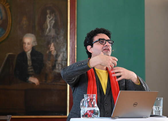 Pressekonferenz zur Programmpräsentation der Mozartwooche 2022 in Salzburg, am 19.05.21. Das Bild zeigt den Intendaten der Mozartwochen, Rolando Villazon während seines Vortrags zur Programmpräsentation. Im Hintergrund ist ein Bild der Familie Mozart zu sehen. 2021 - Pressekonferenz zur Programmpräsentation der Mozartwooche 2022 in Salzburg, am 19.05.21