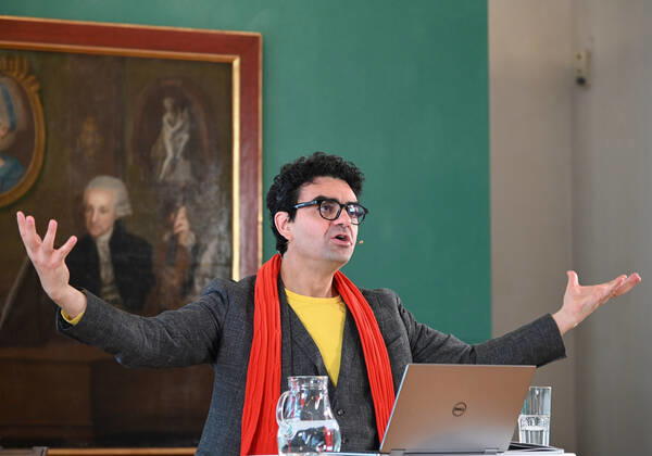 Pressekonferenz zur Programmpräsentation der Mozartwooche 2022 in Salzburg, am 19.05.21. Das Bild zeigt den Intendaten der Mozartwochen, Rolando Villazon während seines Vortrags zur Programmpräsentation. Im Hintergrund ist ein Bild der Familie Mozart zu sehen. 2021 - Pressekonferenz zur Programmpräsentation der Mozartwooche 2022 in Salzburg, am 19.05.21
