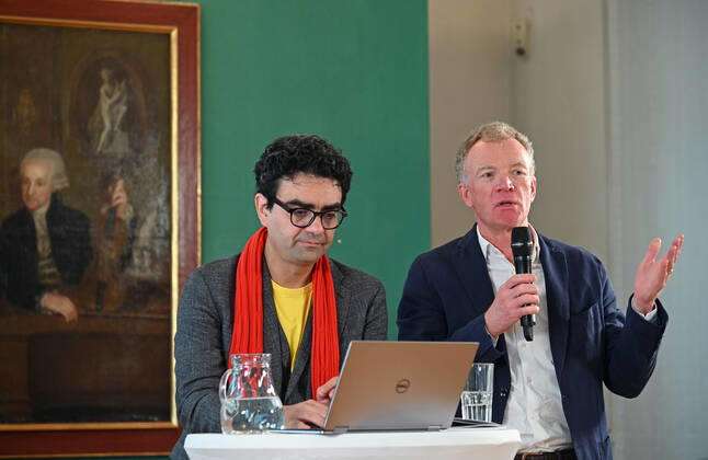 Pressekonferenz zur Programmpräsentation der Mozartwooche 2022 in Salzburg, am 19.05.21. Das Bild zeigt den Intendaten der Mozartwochen, Rolando Villazon und den Präsidenten der internationalen Stiftung Mozarteum, Johannes Honsig-Erlenburg vor einem Bild der Familie Mozart, während eines Vortrags vor Journalisten. 2021 - Pressekonferenz zur Programmpräsentation der Mozartwooche 2022 in Salzburg, am 19.05.21