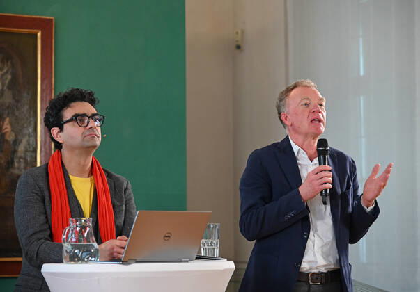 Pressekonferenz zur Programmpräsentation der Mozartwooche 2022 in Salzburg, am 19.05.21. Das Bild zeigt den Intendaten der Mozartwochen, Rolando Villazon und den Präsidenten der internationalen Stiftung Mozarteum, Johannes Honsig-Erlenburg vor einem Bild der Familie Mozart, während eines Vortrags vor Journalisten. 2021 - Pressekonferenz zur Programmpräsentation der Mozartwooche 2022 in Salzburg, am 19.05.21