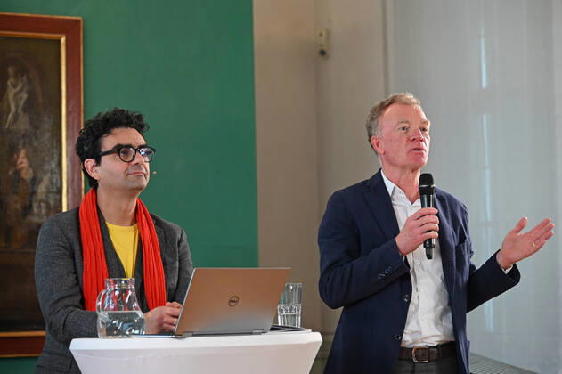 Pressekonferenz zur Programmpräsentation der Mozartwooche 2022 in Salzburg, am 19.05.21. Das Bild zeigt den Intendaten der Mozartwochen, Rolando Villazon und den Präsidenten der internationalen Stiftung Mozarteum, Johannes Honsig-Erlenburg vor einem Bild der Familie Mozart, während eines Vortrags vor Journalisten. 2021 - Pressekonferenz zur Programmpräsentation der Mozartwooche 2022 in Salzburg, am 19.05.21