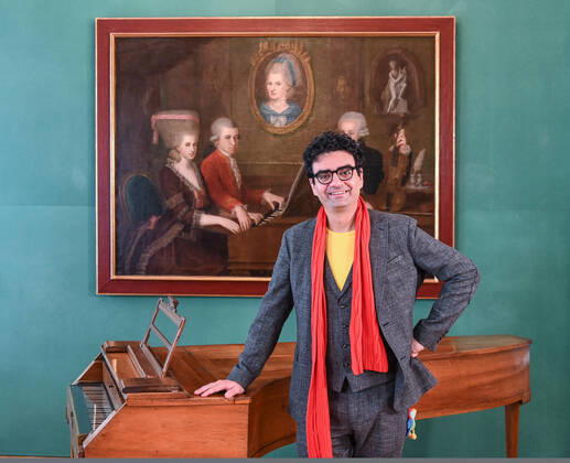 Pressekonferenz zur Programmpräsentation der Mozartwooche 2022 in Salzburg, am 19.05.21. Das Bild zeigt den Intendaten der Mozartwochen, Rolando Villazon vor einem Bild der Familie Mozart und einem Tasteninstrument. 2021 - Pressekonferenz zur Programmpräsentation der Mozartwooche 2022 in Salzburg, am 19.05.21