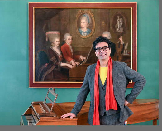 Pressekonferenz zur Programmpräsentation der Mozartwooche 2022 in Salzburg, am 19.05.21. Das Bild zeigt den Intendaten der Mozartwochen, Rolando Villazon vor einem Bild der Familie Mozart und einem Tasteninstrument. 2021 - Pressekonferenz zur Programmpräsentation der Mozartwooche 2022 in Salzburg, am 19.05.21