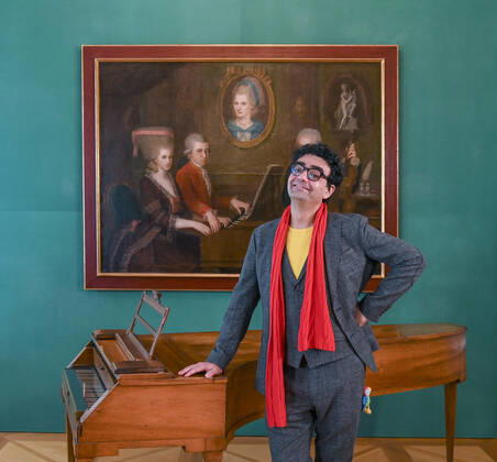 Pressekonferenz zur Programmpräsentation der Mozartwooche 2022 in Salzburg, am 19.05.21. Das Bild zeigt den Intendaten der Mozartwochen, Rolando Villazon vor einem Bild der Familie Mozart und einem Tasteninstrument. 2021 - Pressekonferenz zur Programmpräsentation der Mozartwooche 2022 in Salzburg, am 19.05.21