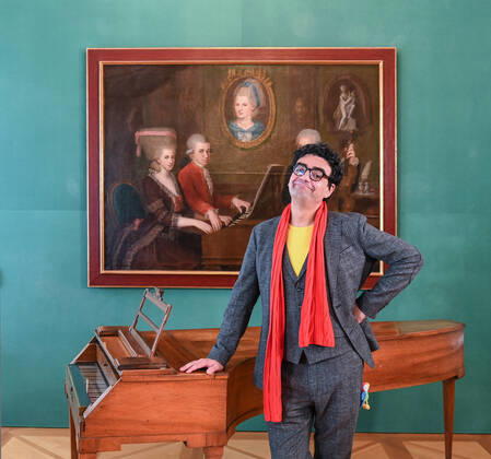 Pressekonferenz zur Programmpräsentation der Mozartwooche 2022 in Salzburg, am 19.05.21. Das Bild zeigt den Intendaten der Mozartwochen, Rolando Villazon vor einem Bild der Familie Mozart und einem Tasteninstrument. 2021 - Pressekonferenz zur Programmpräsentation der Mozartwooche 2022 in Salzburg, am 19.05.21