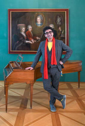 Pressekonferenz zur Programmpräsentation der Mozartwooche 2022 in Salzburg, am 19.05.21. Das Bild zeigt den Intendaten der Mozartwochen, Rolando Villazon vor einem Bild der Familie Mozart und einem Tasteninstrument. 2021 - Pressekonferenz zur Programmpräsentation der Mozartwooche 2022 in Salzburg, am 19.05.21