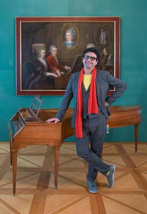 Pressekonferenz zur Programmpräsentation der Mozartwooche 2022 in Salzburg, am 19.05.21. Das Bild zeigt den Intendaten der Mozartwochen, Rolando Villazon vor einem Bild der Familie Mozart und einem Tasteninstrument. 2021 - Pressekonferenz zur Programmpräsentation der Mozartwooche 2022 in Salzburg, am 19.05.21