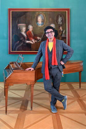 Pressekonferenz zur Programmpräsentation der Mozartwooche 2022 in Salzburg, am 19.05.21. Das Bild zeigt den Intendaten der Mozartwochen, Rolando Villazon vor einem Bild der Familie Mozart und einem Tasteninstrument. 2021 - Pressekonferenz zur Programmpräsentation der Mozartwooche 2022 in Salzburg, am 19.05.21