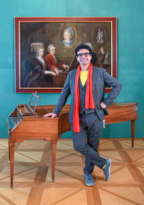 Pressekonferenz zur Programmpräsentation der Mozartwooche 2022 in Salzburg, am 19.05.21. Das Bild zeigt den Intendaten der Mozartwochen, Rolando Villazon vor einem Bild der Familie Mozart und einem Tasteninstrument. 2021 - Pressekonferenz zur Programmpräsentation der Mozartwooche 2022 in Salzburg, am 19.05.21