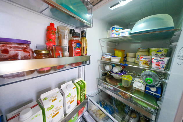 Düsseldorf 22.05.2021 prall gefüllter Kühlschrank offen offener offenen ( Eisschrank ) Lebensmittel Milch Getränke Käse Marmelade Ketchup Mandelmilch Essen Lebenshaltungskosten Warenlorb Energie Strom Stromkosten Energie-Effizienz Energieeffizienz Energieeinsparverordnung Energieverbrauch Nebenkosten Mietnebenkosten Flügeltür Flügeltüre frisch haltbar Lagerung Haltbarkeitsdatum Temperatur weisse Ware Vorrat Hasterkauf Hamsterkäufe Supermarkt Discounter Stromverbrauch Klimakiller Klima Umweltschutz Düsseldorf Nordrhein-Westfalen Deutschland