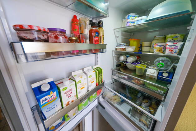 Düsseldorf 22.05.2021 prall gefüllter Kühlschrank offen offener offenen ( Eisschrank ) Lebensmittel Milch Getränke Käse Marmelade Ketchup Mandelmilch Essen Lebenshaltungskosten Warenlorb Energie Strom Stromkosten Energie-Effizienz Energieeffizienz Energieeinsparverordnung Energieverbrauch Nebenkosten Mietnebenkosten Flügeltür Flügeltüre frisch haltbar Lagerung Haltbarkeitsdatum Temperatur weisse Ware Vorrat Hasterkauf Hamsterkäufe Supermarkt Discounter Stromverbrauch Klimakiller Klima Umweltschutz Düsseldorf Nordrhein-Westfalen Deutschland