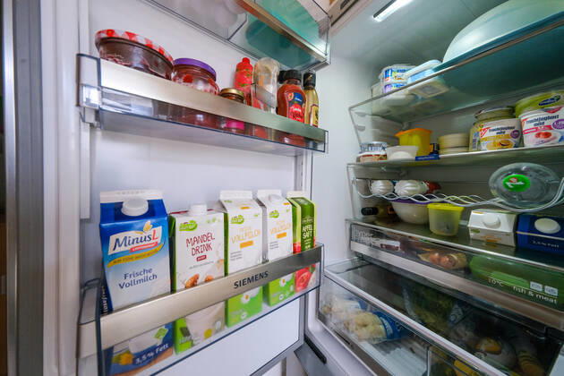 Düsseldorf 22.05.2021 prall gefüllter Kühlschrank offen offener offenen ( Eisschrank ) Lebensmittel Milch Getränke Käse Marmelade Ketchup Mandelmilch Essen Lebenshaltungskosten Warenlorb Energie Strom Stromkosten Energie-Effizienz Energieeffizienz Energieeinsparverordnung Energieverbrauch Nebenkosten Mietnebenkosten Flügeltür Flügeltüre frisch haltbar Lagerung Haltbarkeitsdatum Temperatur weisse Ware Vorrat Hasterkauf Hamsterkäufe Supermarkt Discounter Stromverbrauch Klimakiller Klima Umweltschutz Düsseldorf Nordrhein-Westfalen Deutschland