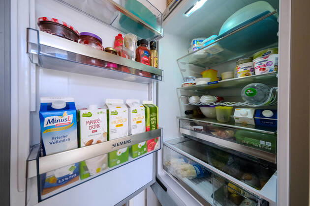 Düsseldorf 22.05.2021 prall gefüllter Kühlschrank offen offener offenen ( Eisschrank ) Lebensmittel Milch Getränke Käse Marmelade Ketchup Mandelmilch Essen Lebenshaltungskosten Warenlorb Energie Strom Stromkosten Energie-Effizienz Energieeffizienz Energieeinsparverordnung Energieverbrauch Nebenkosten Mietnebenkosten Flügeltür Flügeltüre frisch haltbar Lagerung Haltbarkeitsdatum Temperatur weisse Ware Vorrat Hasterkauf Hamsterkäufe Supermarkt Discounter Stromverbrauch Klimakiller Klima Umweltschutz Düsseldorf Nordrhein-Westfalen Deutschland