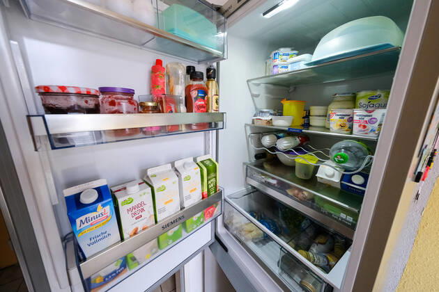 Düsseldorf 22.05.2021 prall gefüllter Kühlschrank offen offener offenen ( Eisschrank ) Lebensmittel Milch Getränke Käse Marmelade Ketchup Mandelmilch Essen Lebenshaltungskosten Warenlorb Energie Strom Stromkosten Energie-Effizienz Energieeffizienz Energieeinsparverordnung Energieverbrauch Nebenkosten Mietnebenkosten Flügeltür Flügeltüre frisch haltbar Lagerung Haltbarkeitsdatum Temperatur weisse Ware Vorrat Hasterkauf Hamsterkäufe Supermarkt Discounter Stromverbrauch Klimakiller Klima Umweltschutz Düsseldorf Nordrhein-Westfalen Deutschland