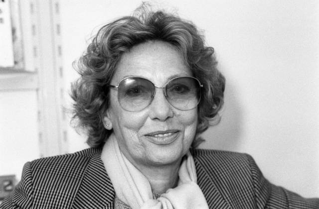 Barbara Noack (Autorin) 10 84 hör Barbara Noack im Oktober 1984 während der Frankfurter Buchmesse Messe Literaturmesse Literatur Frankfurt Main Deutschland deutsch deutsche Frau Schriftstellerin Literatur german female writer author quer Portrait lächelnd sw