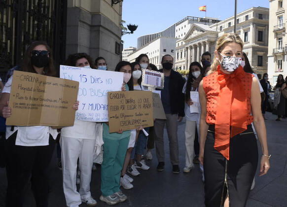 The third vice president and Minister of Labor, Yolanda Diaz meets with nurses of the demonstration in protest of the system of allocation of places for the MIR this year, on his arrival at the delivery of the Forbes Award to the best company to work, at the Westin Palace Hotel, on May 25, 2021, in Madrid (Spain). Every year, Forges elaborates his list of the 50 best companies to work for, a selection that this year acquires a strange relevance because of the pandemic, during which companies, and especially their Human Resources directors, have been challenged to implement extraordinary measures that take intoaccounttheir main asset, people. 25 MAY 2021;COMPANY;FORBES;FORBES AWARD;BEST COMPANY;ECONOMICS;HUMAN RESOURCES CÃ zaro De Luca L Copyright: xCÃ zaroxDexLucax 3735857