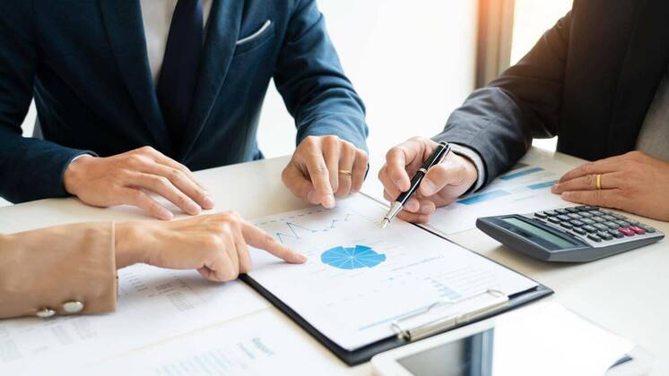 IMAGO Creative: Kreative Renaissance -- der junge Entrepreneur  Business People Talking Discussing with coworker planning analyzing financial document data charts and graphs in Meeting and successful teamwork Concept., 28.01.2020 17:04:30, Copyright: xsnowingx Panthermedia28004857