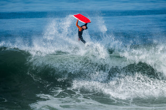 IMAGO Creative: Sommer Sport - Strand Bodyboarder in action on the ocean waves on a sunny day. Copyright: xCarlosxSantosx 23186380
