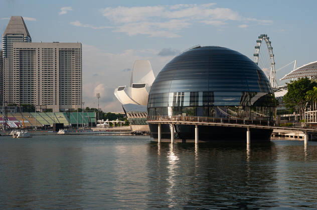 25.05.2021, Singapur, Republik Singapur, Asien - Neuer Apple Store am Ufer in Marina Bay und Gebaeude der Innenstadt waehrend der andauernden Coronakrise, kurz nachdem eine neue Infektionswelle das suedostasiatische Land in einen lockdown-aehnlichen Zustand zurueckversetzt hat. Daraus resultieren weitere Einschraenkungen wie striktere Grenzmassnahmen und Einreisebestimmungen verbunden mit verpflichtenden Vorab-Testungen und einem negativen Testergebnis bei Abflug fuer alle Einheimischen und staendigen Bewohner, sowie Schliessung aller Grundschulen, Verbot von Restaurantbesuchen und Versammlung von maximal zwei Personen.