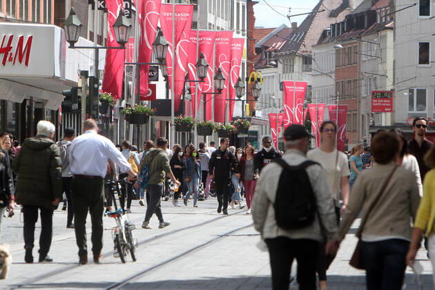 Nach der Lockerung der Schutzmaßnahmen und Wiedereröffnung der Geschäfte sieht die Einkaufsstraße und Fußgängerzone Schönbornstraße in der Innenstadt von Würzburg wieder so wie vor der Coronakrise aus: mit großem Andrang von Personen, die weitgehend nicht den gebotenen Mindestabstand zueinander einhalten, Bayern, Deutschland