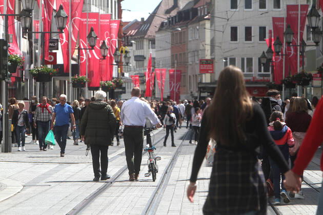 Nach der Lockerung der Schutzmaßnahmen und Wiedereröffnung der Geschäfte sieht die Einkaufsstraße und Fußgängerzone Schönbornstraße in der Innenstadt von Würzburg wieder so wie vor der Coronakrise aus: mit großem Andrang von Personen, die weitgehend nicht den gebotenen Mindestabstand zueinander einhalten, Bayern, Deutschland