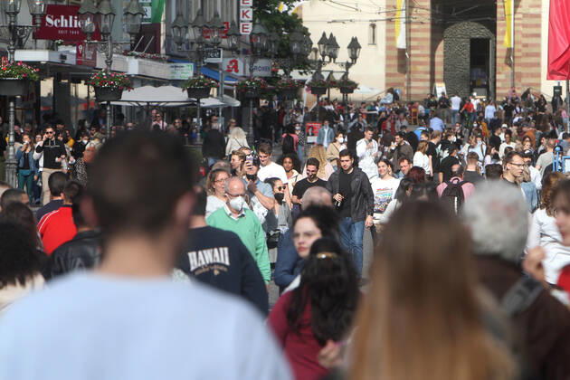 Nach der Lockerung der Schutzmaßnahmen und Wiedereröffnung der Geschäfte sieht die Einkaufsstraße und Fußgängerzone Domstraße in der Innenstadt von Würzburg wieder so wie vor der Coronakrise aus: mit großem Andrang von Personen, die weitgehend nicht den gebotenen Mindestabstand zueinander einhalten, Bayern, Deutschland