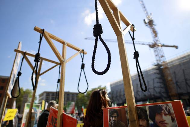 Eine Demonstration von Gegnern des Mullah-Regimes in Teheran fordert Solidarität mit der Opposition im Iran, die Abschaffung der Todesstrafe und einen Umsturz. Sie halten iranische Flaggen und haben einige Galgen aus Holz aufgebaut, welche die martiallschen Hinrichtungsmethoden im Iran veranschaulichen sollen. Die Demo wurde mit Corona-Auflagen zugelassen auf dem Roncalliplatz direkt am Kölner Dom. Köln, 29.05.2021