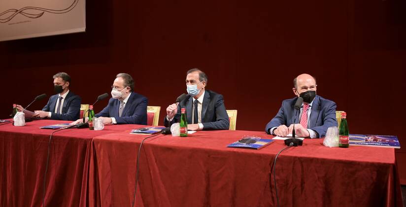 Entertainment Bilder des Tages Milan, Italy Teatro alla Scala presentation of the new show season 2021-2022 with the participation of Dominique Meyer superintendent of La Scala, Giuseppe Sala mayor of Milan, Riccardo Chailly conductor, Manuel Legris dancer In the photo: Dominique Meyer superintendent of La Scala, Giuseppe Sala mayor of Milan, Riccardo Chailly conductor, Manuel Legris dancer  Copyright: xNickxZonnax xIPAx xNickxZonnax