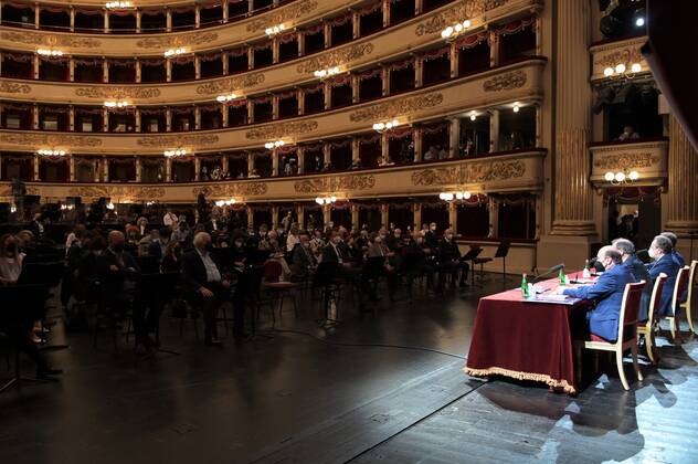 Entertainment Bilder des Tages Milan, Italy Teatro alla Scala presentation of the new show season 2021-2022 with the participation of Dominique Meyer superintendent of La Scala, Giuseppe Sala mayor of Milan, Riccardo Chailly conductor, Manuel Legris dancer In the photo: Dominique Meyer superintendent of La Scala, Giuseppe Sala mayor of Milan, Riccardo Chailly conductor, Manuel Legris dancer  Copyright: xNickxZonnax xIPAx xNickxZonnax